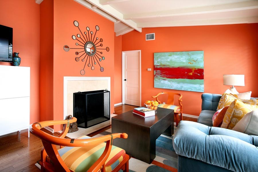 Оранжевый цвет в интерьере гостиной