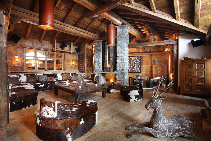 Гостиная в стиле шале - дерево и камень Гостиная в стиле шале - дерево и камень